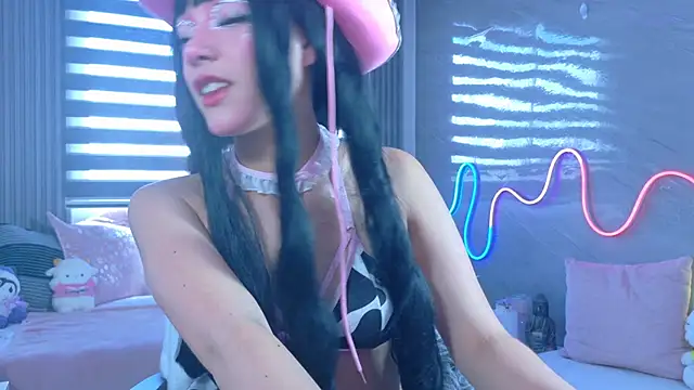 Naaomi cute online show from 1, 11, 2025