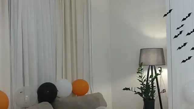 LittleNicolee online show from 29, 10, 2025