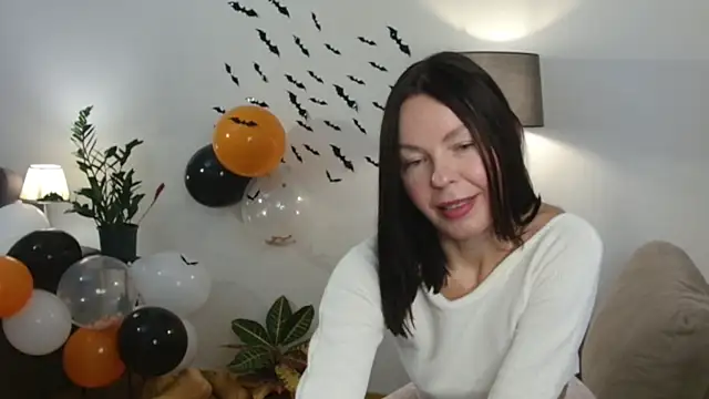 Snapshot of LittleNicolee chatting on 26, 10, 2025 LittleNicolee online show from 26, 10, 2025