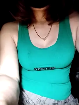 Snapshot of YiyinLy chatting on 17, 10, 2025 YiyinLy online show from 17, 10, 2025