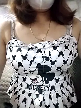 Snapshot of YiyinLy chatting on 14, 10, 2025 YiyinLy online show from 14, 10, 2025