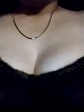 Snapshot of YiyinLy chatting on 16, 10, 2025 YiyinLy online show from 16, 10, 2025