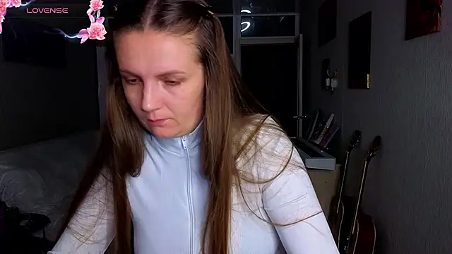 Amy  Leee  online show from 28, 10, 2025