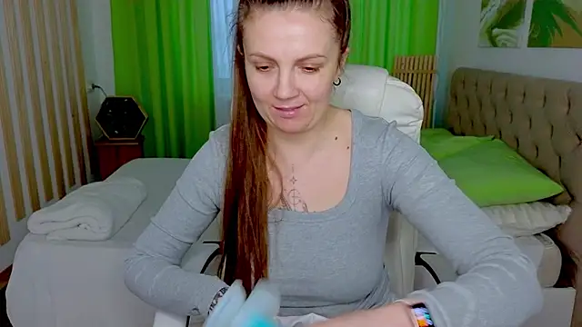 Amy  Leee  online show from 4, 3, 2026