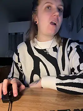 Amy  Leee  online show from 17, 12, 2025