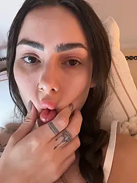 Baby Mia pires online show from 2, 12, 2025