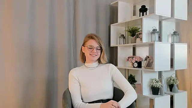 Snapshot of LillieLejune chatting on 14, 10, 2025 LillieLejune online show from 14, 10, 2025