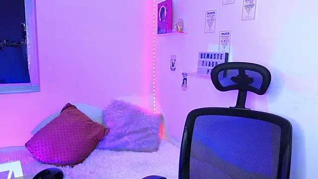 Emily Lindey online show from 7, 3, 2026