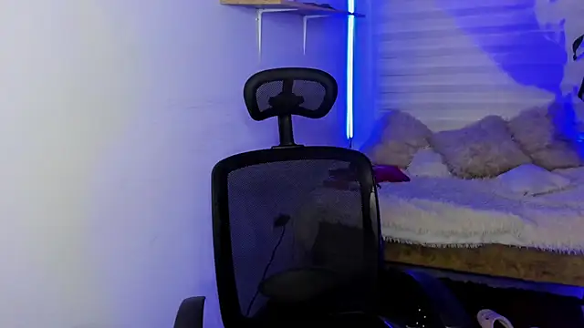 Emily Lindey online show from 31, 10, 2025