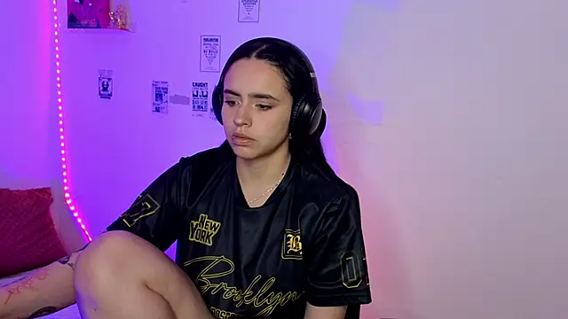 Emily Lindey online show from 6, 4, 2026