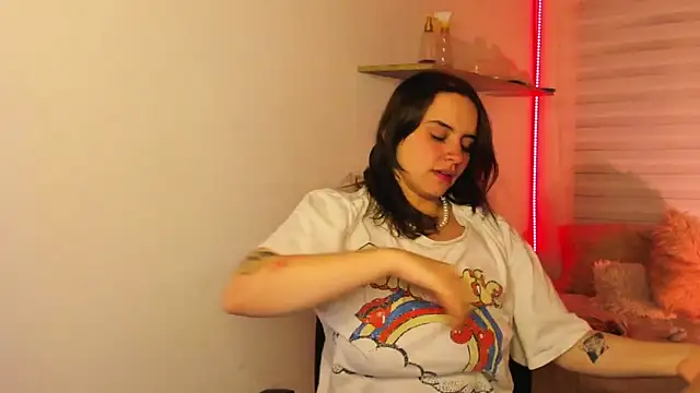 Emily Lindey online show from 13, 11, 2025