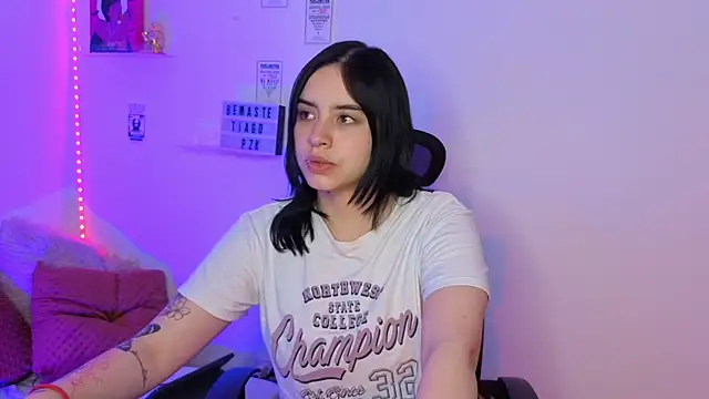 Emily Lindey online show from 25, 3, 2026