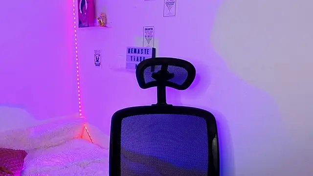 Emily Lindey online show from 18, 3, 2026