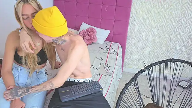 Snapshot of lily_and_wan chatting on 19, 10, 2025 lily and wan online show from 19, 10, 2025