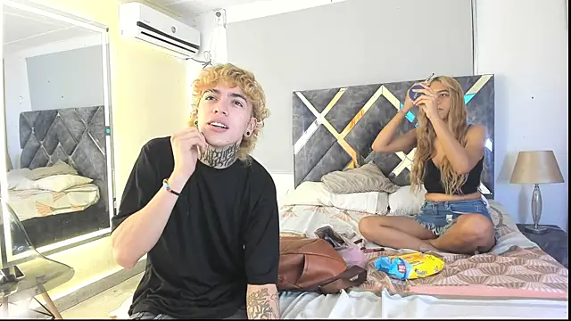 Snapshot of lily_and_wan chatting on 15, 10, 2025 lily and wan online show from 15, 10, 2025