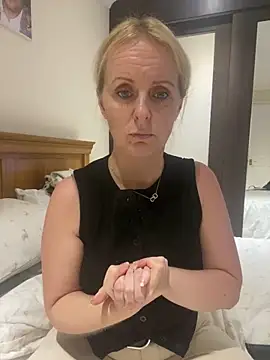 Snapshot of madamlillyrose chatting on 29, 10, 2025 madamlillyrose online show from 29, 10, 2025