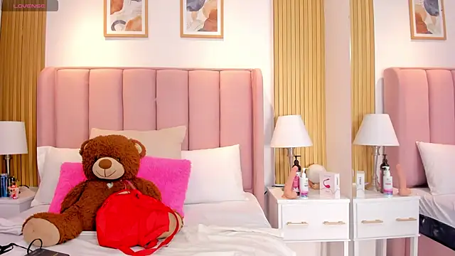 Snapshot of Aithana_Petite chatting on 7, 11, 2025 Aithana Petite online show from 7, 11, 2025