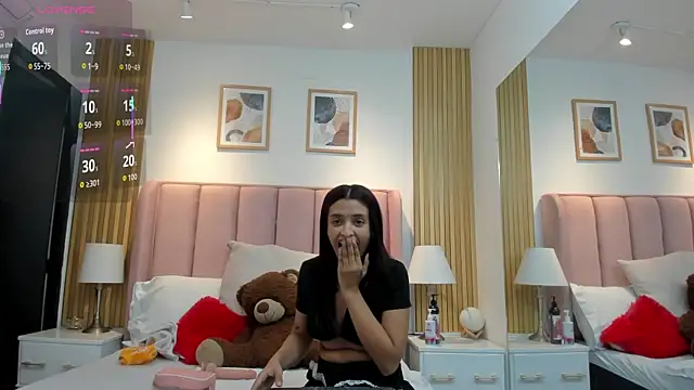 Snapshot of Aithana_Petite chatting on 1, 12, 2025 Aithana Petite online show from 1, 12, 2025