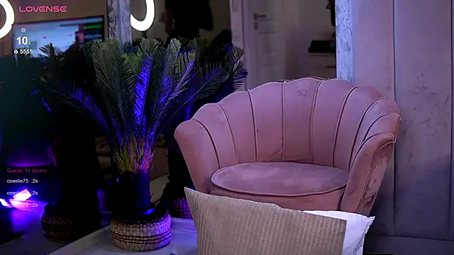 Snapshot of ReneeVoss chatting on 21, 10, 2025 ReneeVoss online show from 21, 10, 2025