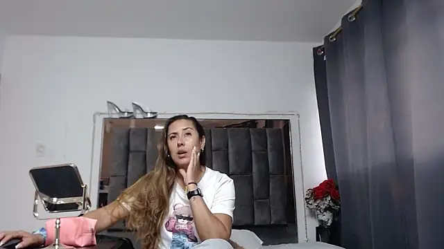 Snapshot of Salmma_Milf chatting on 19, 5, 2026 Salmma Milf online show from 19, 5, 2026