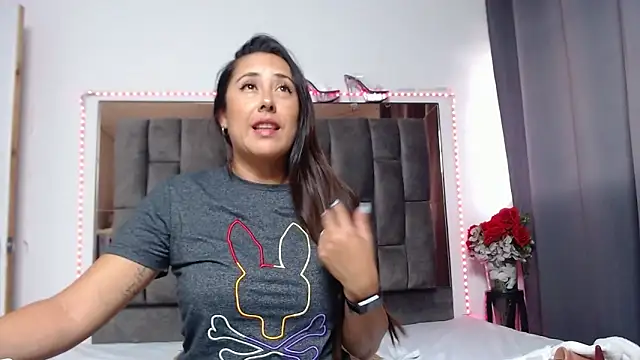 Snapshot of Salmma_Milf chatting on 4, 5, 2026 Salmma Milf online show from 4, 5, 2026