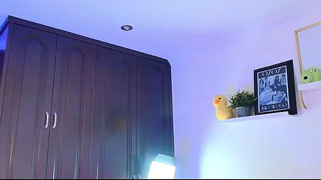 Snapshot of _TiniWild chatting on 24, 11, 2025 TiniWild online show from 24, 11, 2025