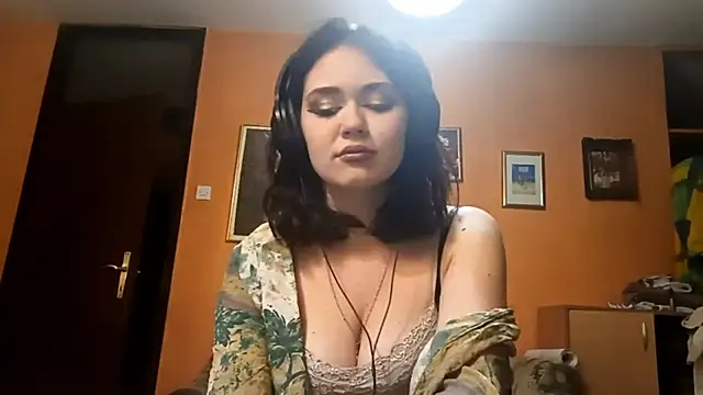 Snapshot of SalenaVanderhoff chatting on 14, 10, 2025 SalenaVanderhoff online show from 14, 10, 2025