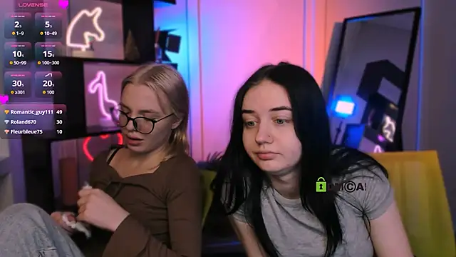 Snapshot of miki_ti chatting on 19, 12, 2025 miki ti online show from 19, 12, 2025