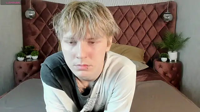 Snapshot of KevinMilky chatting on 16, 10, 2025 KevinMilky online show from 16, 10, 2025