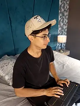 Aaron Eze online show from 21, 4, 2026