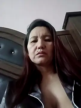 Bigtitsass81 online show from 17, 11, 2025