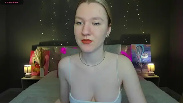 LinaRayy online show from 4, 11, 2025
