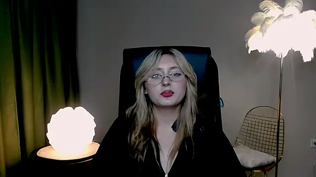 Snapshot of ScarlettScril chatting on 17, 10, 2025 ScarlettScril online show from 17, 10, 2025
