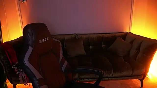 Snapshot of VixenMuse chatting on 5, 11, 2025 VixenMuse online show from 5, 11, 2025