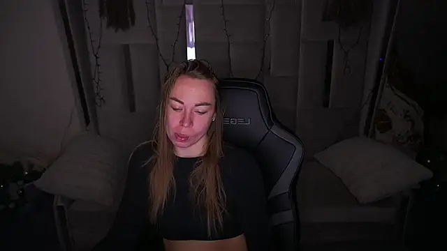 Snapshot of VixenMuse chatting on 5, 3, 2026 VixenMuse online show from 5, 3, 2026