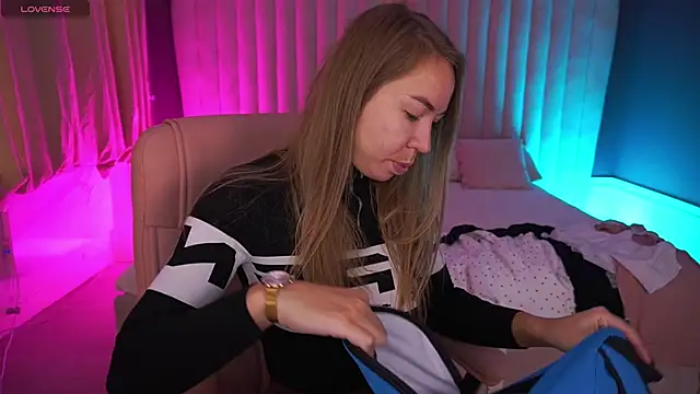 Snapshot of VixenMuse chatting on 28, 10, 2025 VixenMuse online show from 28, 10, 2025