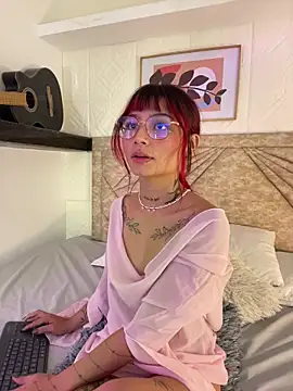 Snapshot of Emma_duff chatting on 24, 4, 2026 Emma duff online show from 24, 4, 2026
