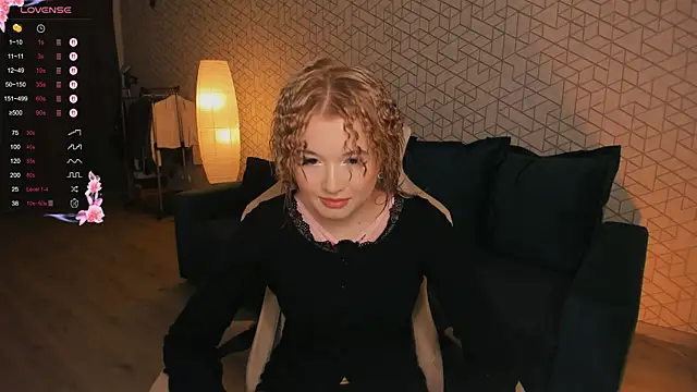 Snapshot of NayaValen chatting on 10, 11, 2025 NayaValen online show from 10, 11, 2025