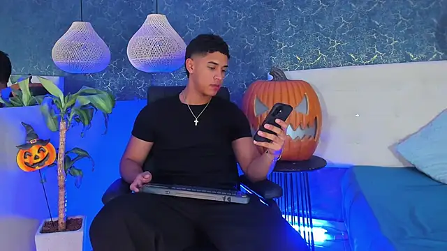 Snapshot of Zayne_cross chatting on 18, 10, 2025 Zayne cross online show from 18, 10, 2025
