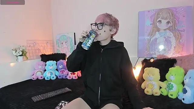 Strawberry Kitty  online show from 19, 12, 2025