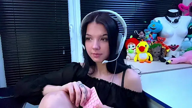 Snapshot of HanaMantanaDell chatting on 17, 10, 2025 HanaMantanaDell online show from 17, 10, 2025