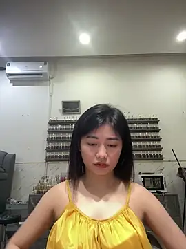 Snapshot of Yiyi_cute chatting on 17, 10, 2025 Yiyi cute online show from 17, 10, 2025