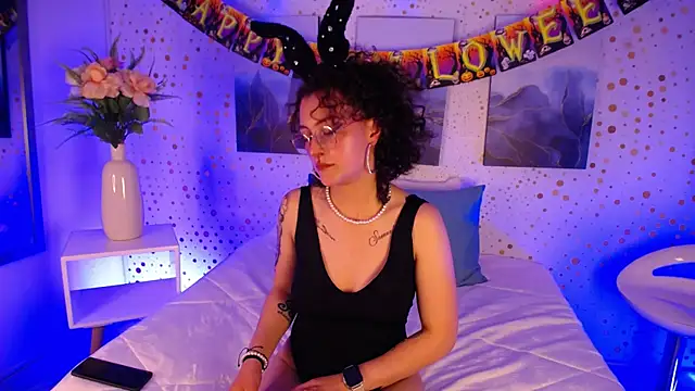 Snapshot of MilaMonroe chatting on 25, 10, 2025 MilaMonroe online show from 25, 10, 2025