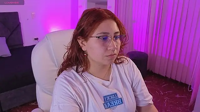 Snapshot of littlee_red chatting on 30, 4, 2026 littlee red online show from 30, 4, 2026
