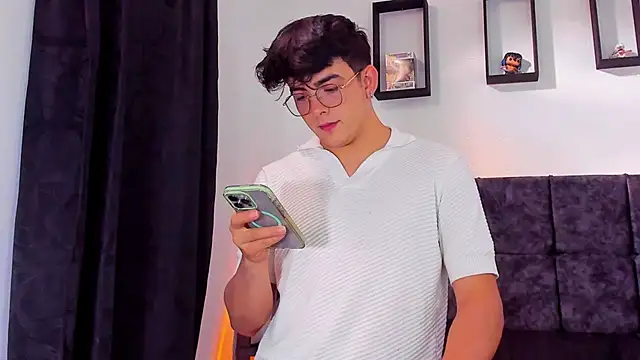 Snapshot of Theo_Noxxx chatting on 23, 10, 2025 Theo Noxxx online show from 23, 10, 2025