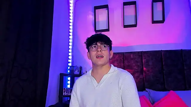 Snapshot of Theo_Noxxx chatting on 28, 10, 2025 Theo Noxxx online show from 28, 10, 2025