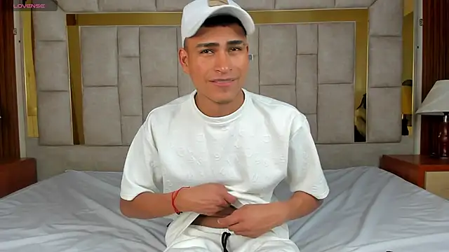 Snapshot of Emiliano_Reyes chatting on 13, 11, 2025 Emiliano Reyes online show from 13, 11, 2025