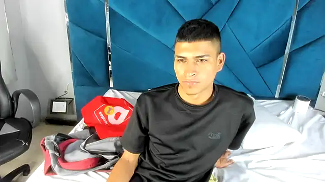 Snapshot of Emiliano_Reyes chatting on 19, 11, 2025 Emiliano Reyes online show from 19, 11, 2025