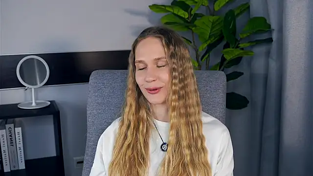 Snapshot of NadinePogar chatting on 19, 10, 2025 NadinePogar online show from 19, 10, 2025