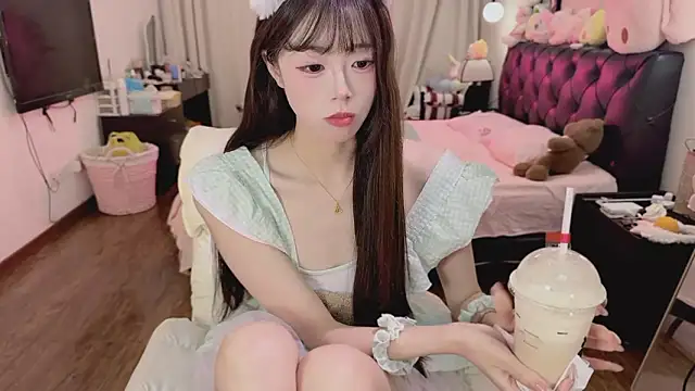 Snapshot of Onecutelittle chatting on 8, 5, 2026 Onecutelittle online show from 8, 5, 2026